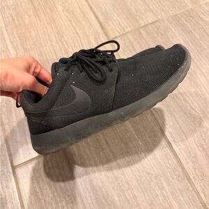 Nike Men’s Black Low-Top Athletic Sneakers